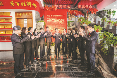 4-4 4 6 薛荣和圆方集团领导.jpg