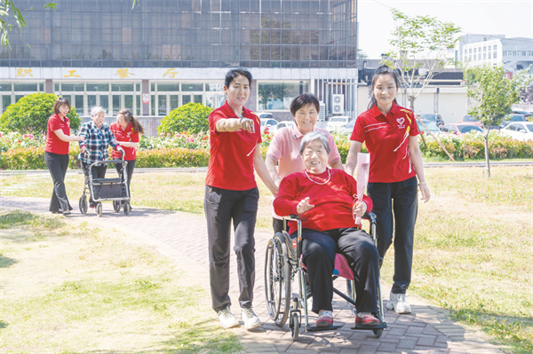 8-3 2爱在母亲节 谱写敬老曲.jpg