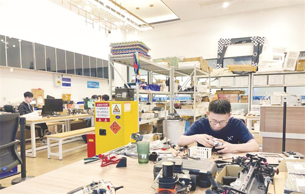 4-6 6 浙江大学发展“智能+”“机器人.jpg