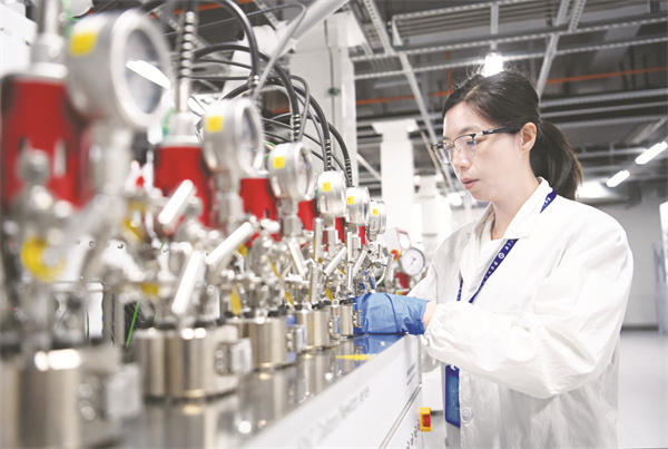 1-1 1 1 坚持把发展特色优势产业作为主攻方向.jpg