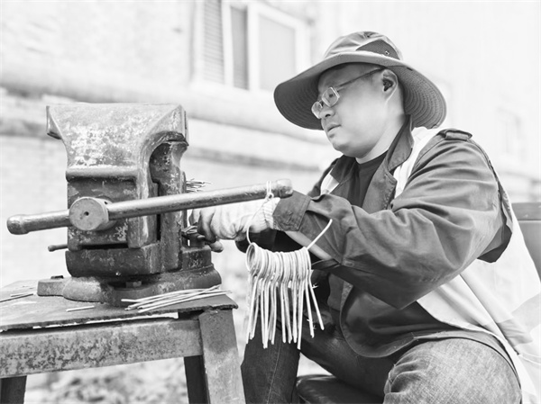 2-4 8 自制加工钢轨接续线固定卡.jpg