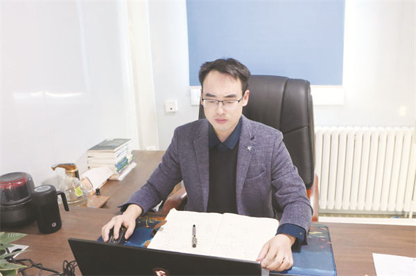 4-1 1 凌彬健在编制连续梁施工方案.jpg