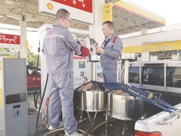 4-3 5 1 德阳市计量测试所工作人员检定燃油加油机.jpg