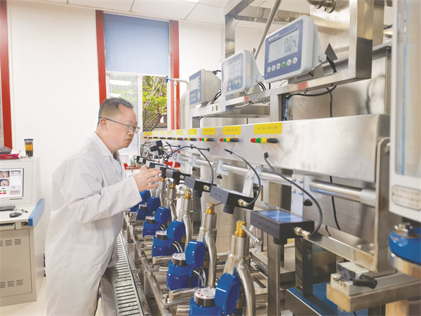 4-4 5 2 德阳市计量测试所工作人员在检定水表.jpg