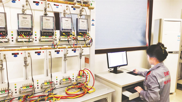 4-5 5 3 德阳市计量测试所工作人员在检校电能表.jpg