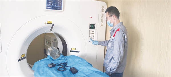 4-6 5 4 德阳市计量测试所工作人员正在检测CT机.jpg