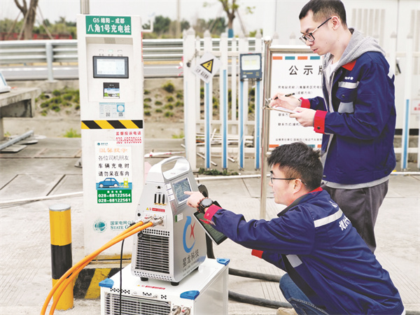 4-7 5 5 德阳市计量测试所工作人员正在检定电动汽车充电桩.jpg