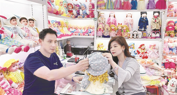 4-6 4 4月9日，孙丽娟在店内接待.jpg