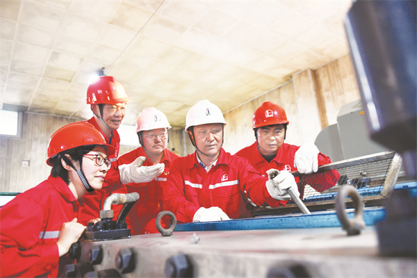 1-1 1 厉昌峰（左二）带徒弟研究注水泵柱塞函体构造.jpg