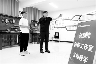 2-1 1 杨朋伟（右）与学员交流.jpg