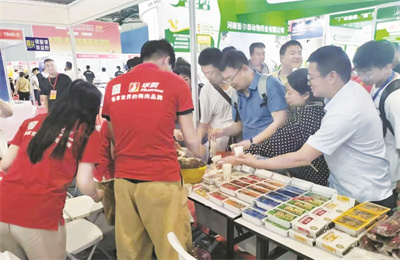 4-4 3 华英的展位前人头攒动.jpg