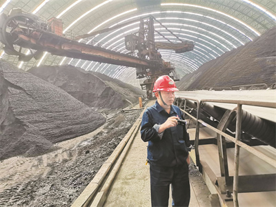 8-1 1、韦伟在生产现场巡查.jpg