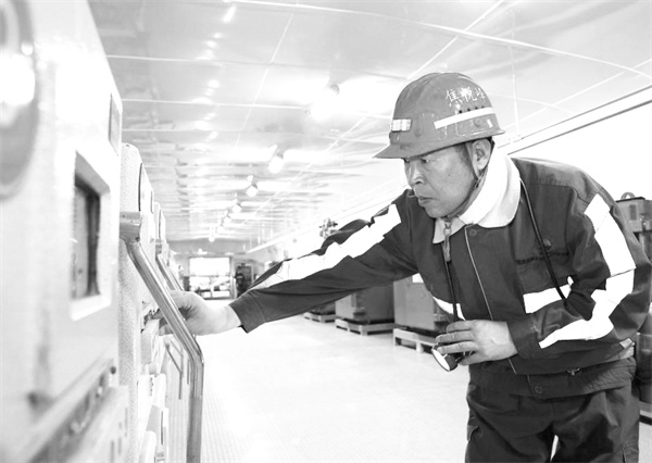 2-1 2,焦悦峰在对井下中央变电.jpg