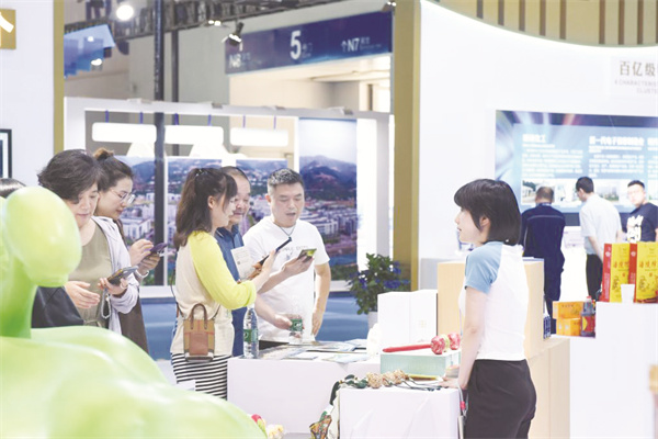 1716813720648398.jpg 1-2 2,观众在西洽会展馆内参观。 张子彧 摄.jpg