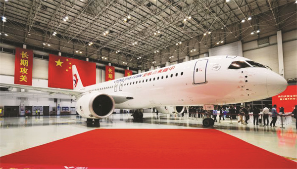 4-1 1 中国东方航空接收增订100架C919首架机.jpg
