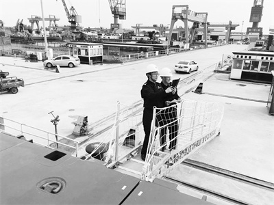 3-2 2 图为镇江海关工.jpg