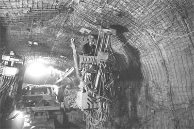 2-1 1 刘庄煤矿掘锚一体机.jpg