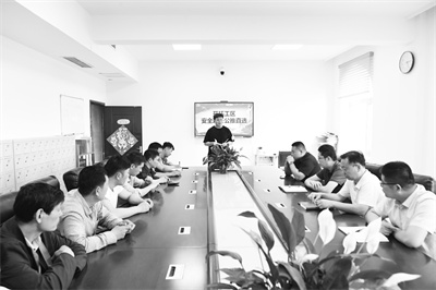 2-2 3 1 该公司组织开展班组长公推直选活动.jpg