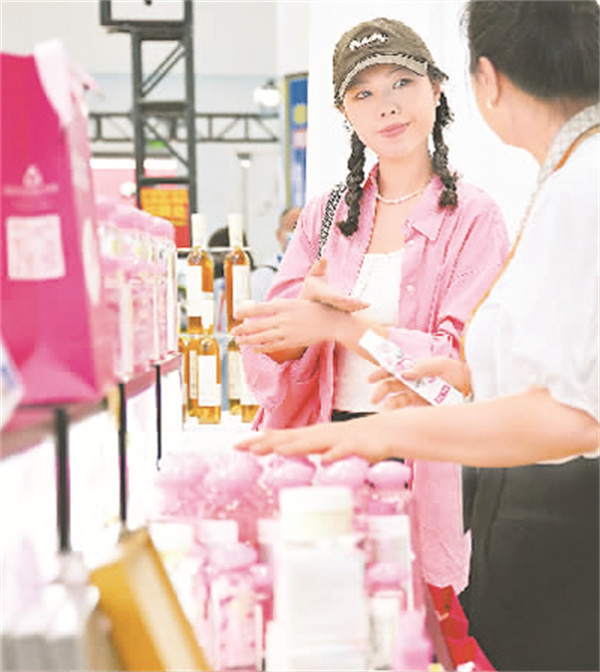 1-2 图2国际美妆品牌纷纷来华开“网店”.jpg