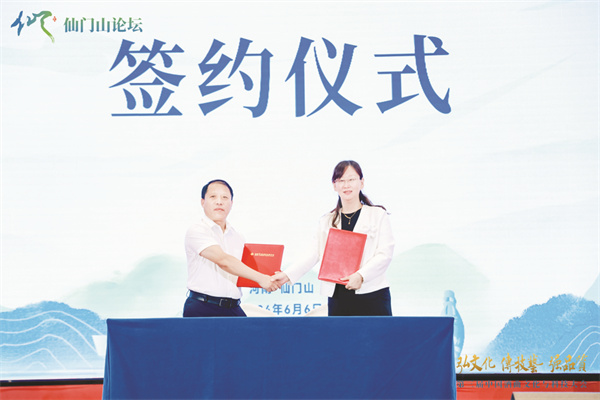 5-9 5 8仰韶酒业集团党委副书记、酒业公司总经理郭富祥（左）与合作单位签约.jpg