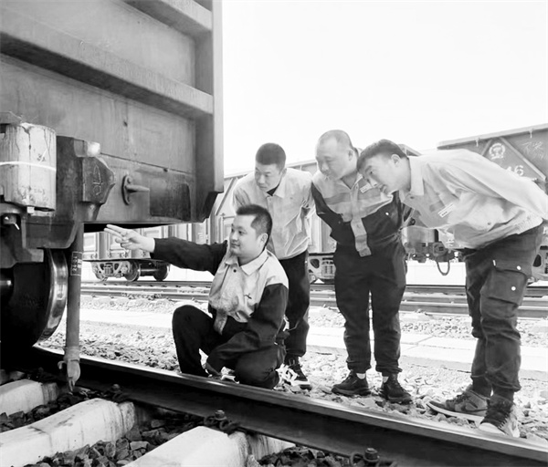 2-5 6，“党员流动课堂”提技能.jpg