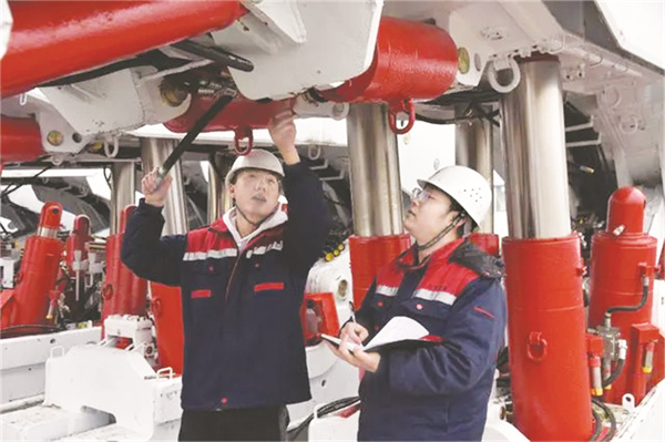 1-5 2 4方大公司质检员正在对支架维修质量进行检查.jpg