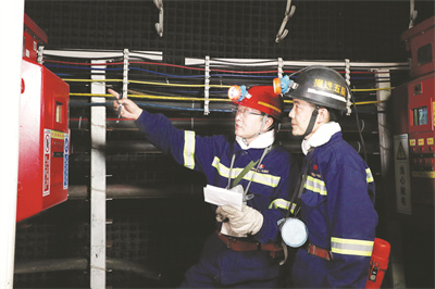 4-2 2 师傅李东升为徒弟米.jpg