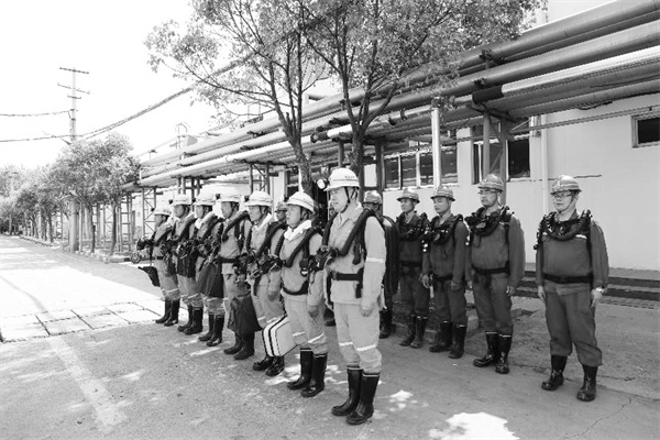 7-2 5北徐楼煤矿举行综合演练.jpg