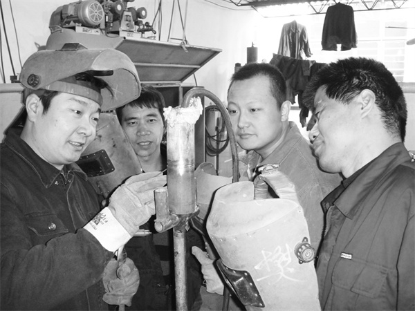 2-2 2，路延洲（左一）正在.jpg