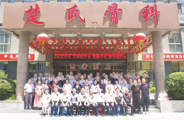 5-2 2 1 图1为：参加活动的人员合影.jpg