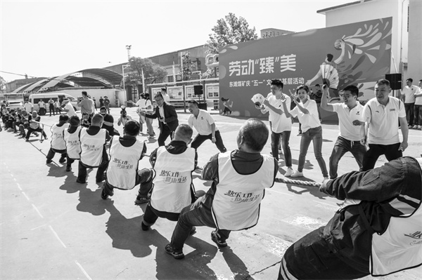 2-2 2 文体活动下基层 李红斌 摄影.jpg