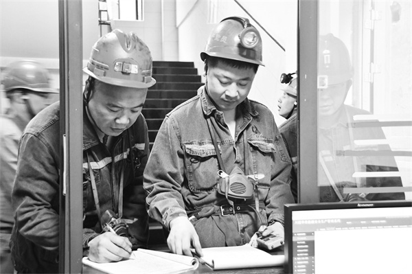 2-2 2,唐家河煤矿顺利实现“双过半”.jpg