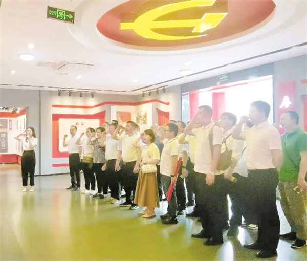 1719920518168562.jpg 4-2 2 全体党员宣誓.jpg