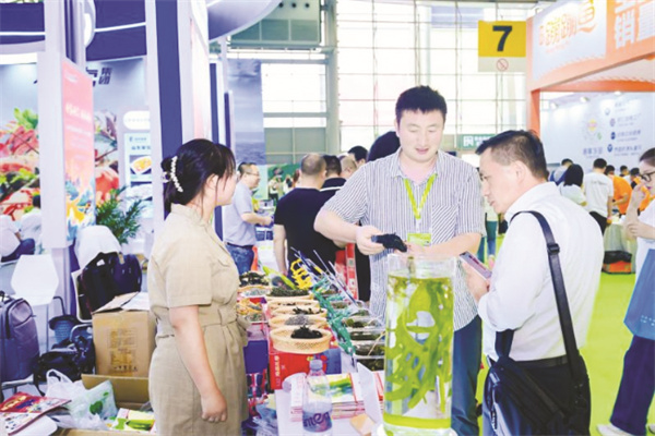 8-1 1 威海海鲜惊艳海名成都餐博会.jpg