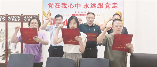 4-1 2 种禽公司党支部组织党员重温入党誓词.jpg