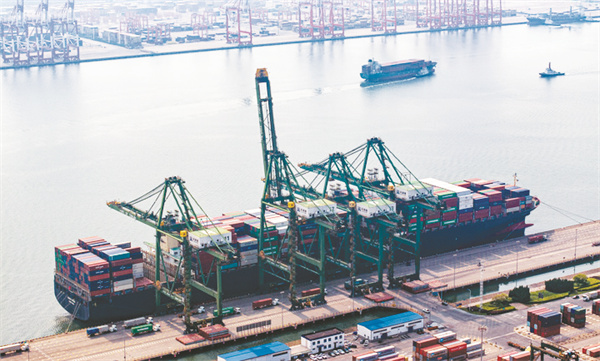 4-5 6 7月3日，一艘集装箱.jpg