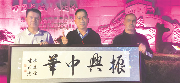 6-5 5 迪拜贵宾夜游长城留念.jpg