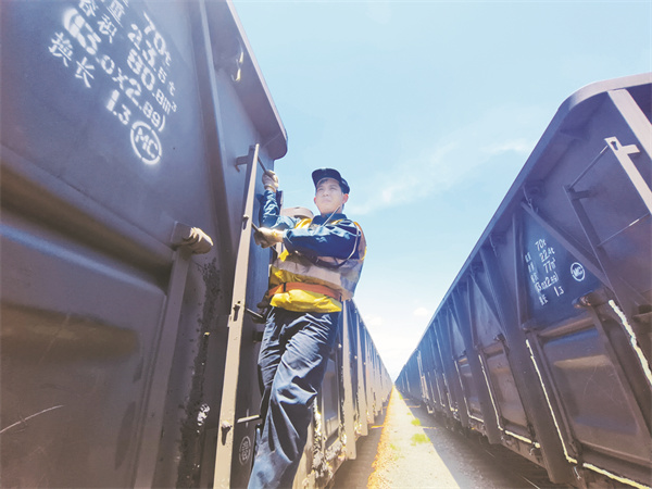 5-3 7图片新闻 烈日下的坚守.jpg