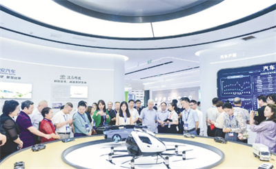 4-2 1 2 与会人员考察访问.jpg