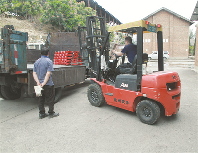 5-1 1 华荣物资公司正在装卸矿井生产物资.jpg