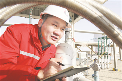 5-2 2 图为马广阔在查看.jpg