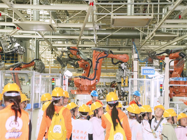 1720854336244613.jpg 1 1 今年6月,辽宁鞍山市青葵研学营学生们在杭州市吉利汽车工厂参观。(方尚仪 摄).jpg