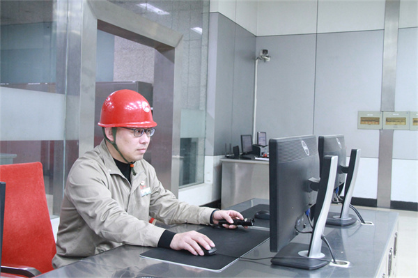 1720857570740148.jpg 1赵承东正在检查设备运行参数。.jpg