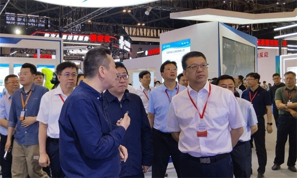 5 中国兵器工业集团副总经理、党组成员张立群驻足公司展位，关注询问研制与配套情况.jpg