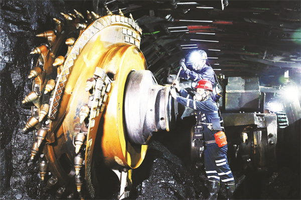 5-1 1 1 维修采煤机.jpg