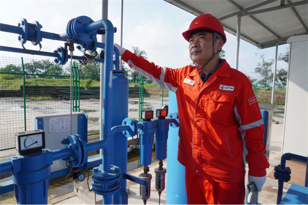 1 图为刘辉在黄202-H5平台调试起消泡剂加注装置.jpg