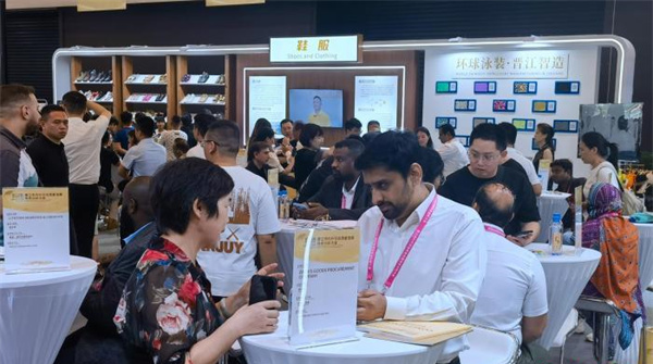 2 6月24日，在福建晋江召开的内外贸高质量发展场景创新大会上，海外采购商与当地企业洽谈对接。　中新社记者 孙虹 摄.jpg