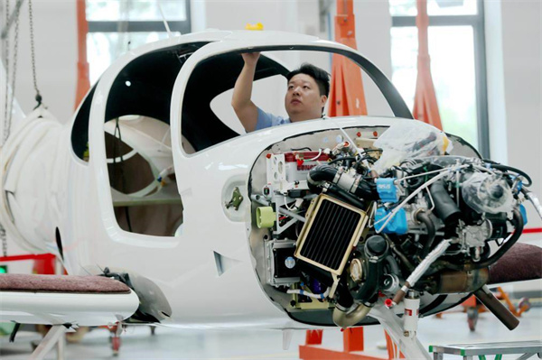 4 6月11日，在浙江省湖州市德清县通航智造小镇浙江中航通飞研究院有限公司车间，工作人员在进行飞机的铆接作业。新华社发（谢尚国摄）.jpg