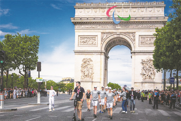 4-1 1,7月15日，奥运会火炬在.jpg