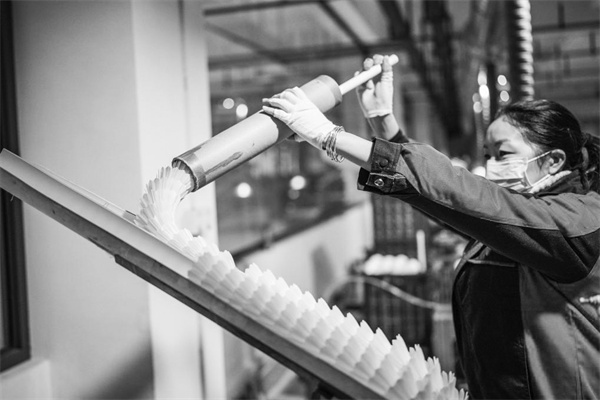 2-1 1 羽毛球供不应求？记者进厂找答案.jpg